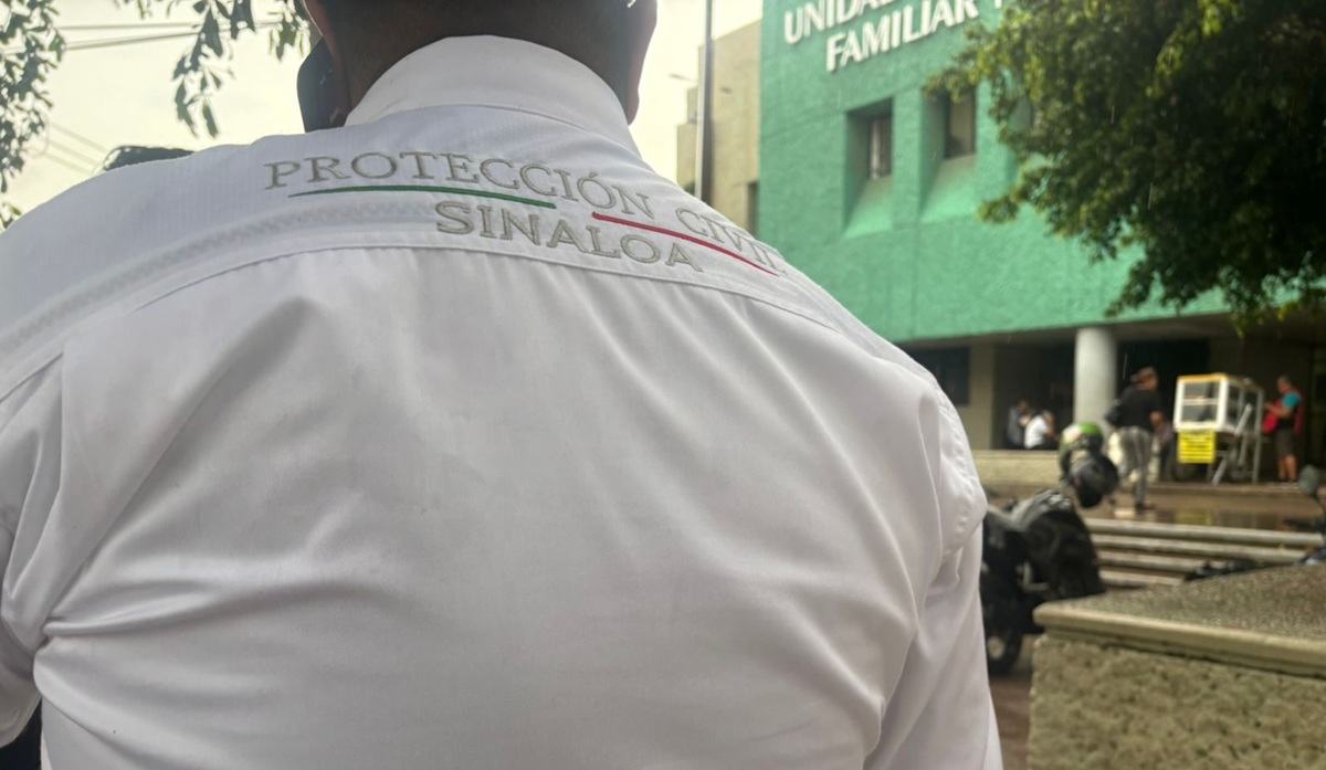 Elemento de Protección Civil en fuerte lluvia en Culiacán, Sinaloa
