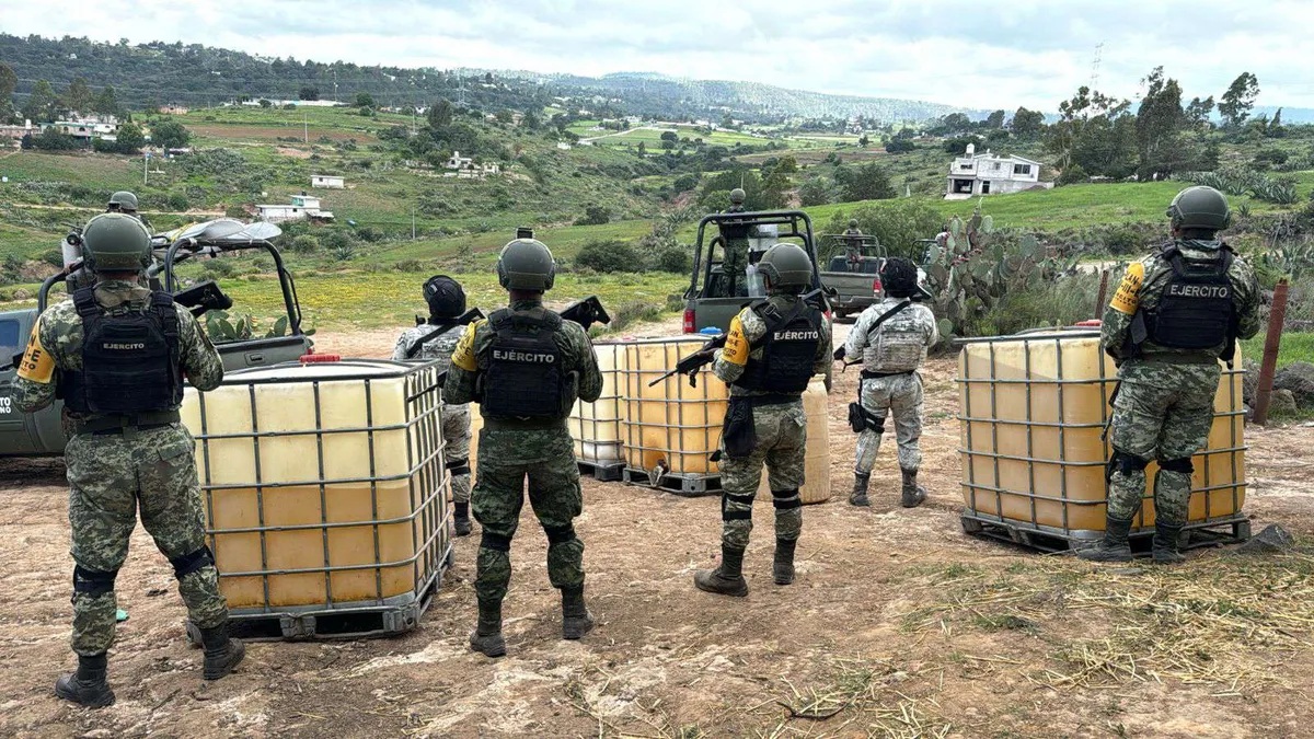Elementos del Ejército Mexicano resguardando combustible de huachicol