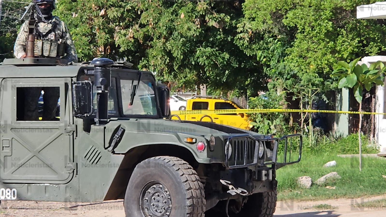 Personal del ejercito resguardan zona donde asesinaron a un hombre en la colonia Díaz Ordaz en Culiacán
