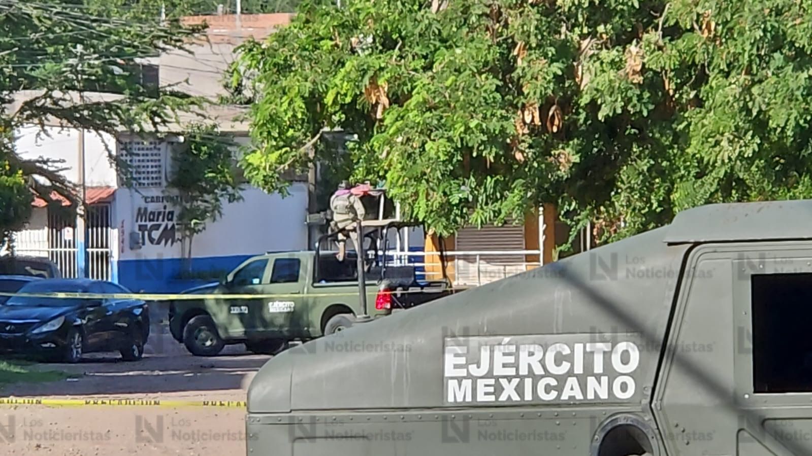 Personal del ejercito resguardan zona donde asesinaron a un hombre en la colonia Díaz Ordaz en Culiacán