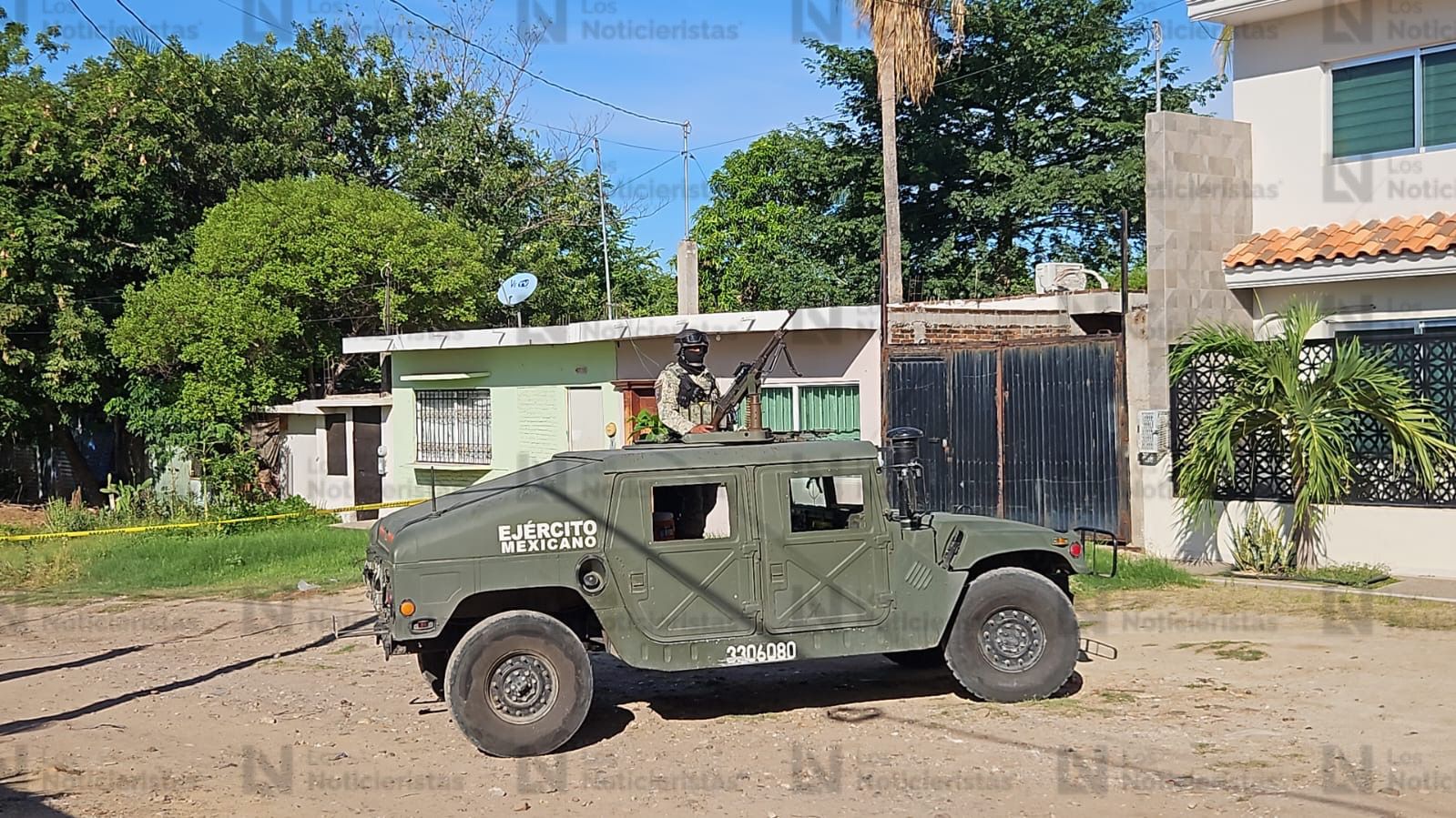 Personal del ejercito resguardan zona donde asesinaron a un hombre en la colonia Díaz Ordaz en Culiacán