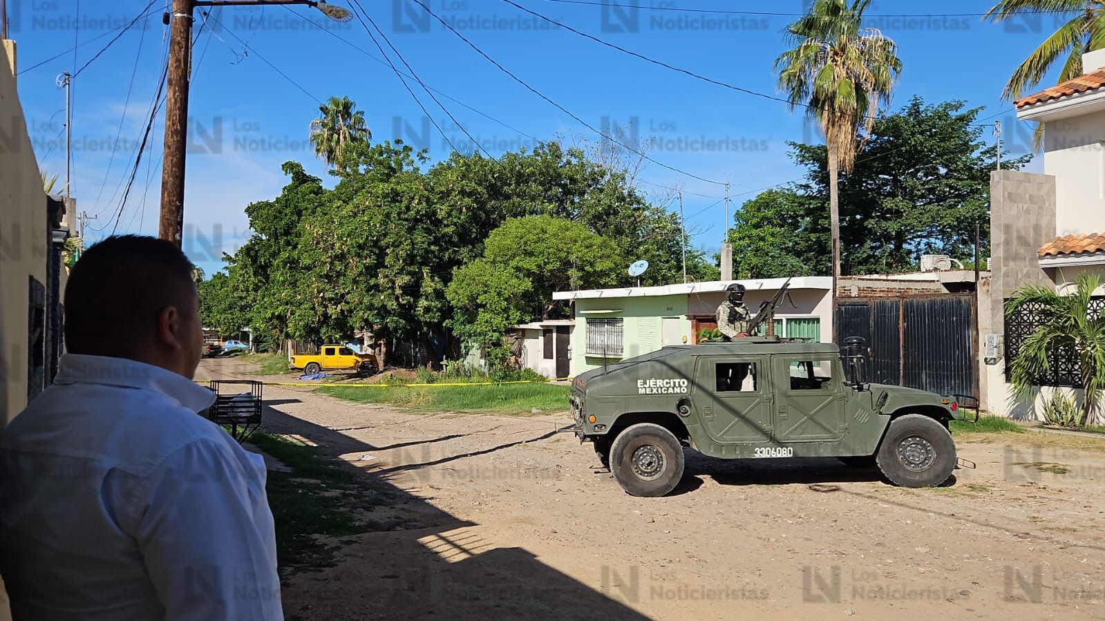 Personal del ejercito resguardan zona donde asesinaron a un hombre en la colonia Díaz Ordaz en Culiacán
