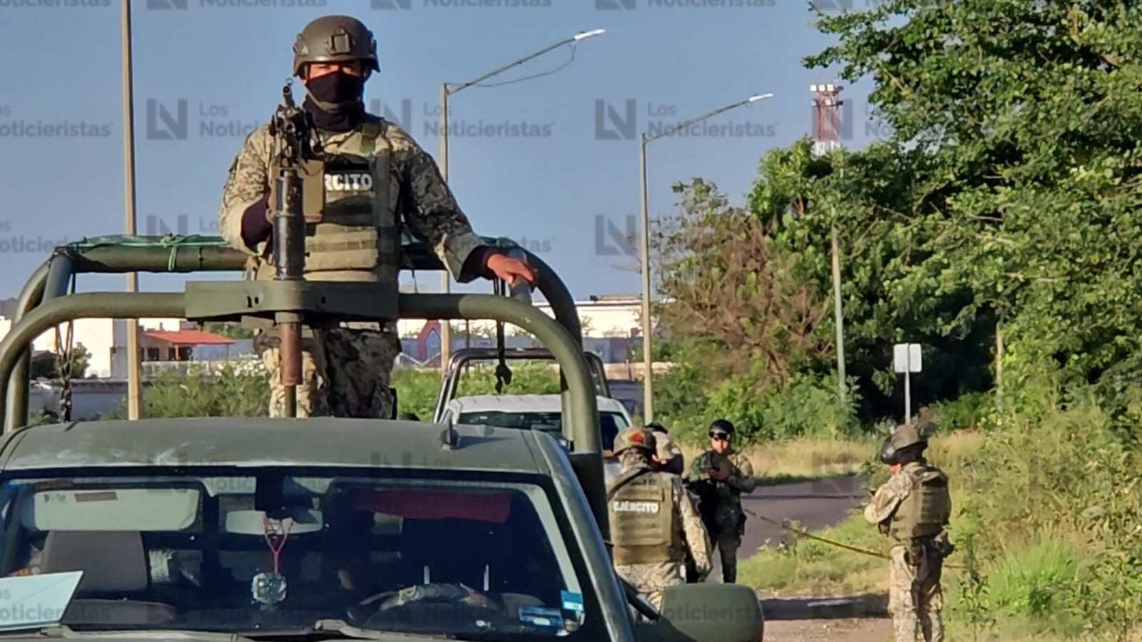 Elementos de la Marina resguardan zona donde se localizaron restos humanos embolsados en Culiacán
