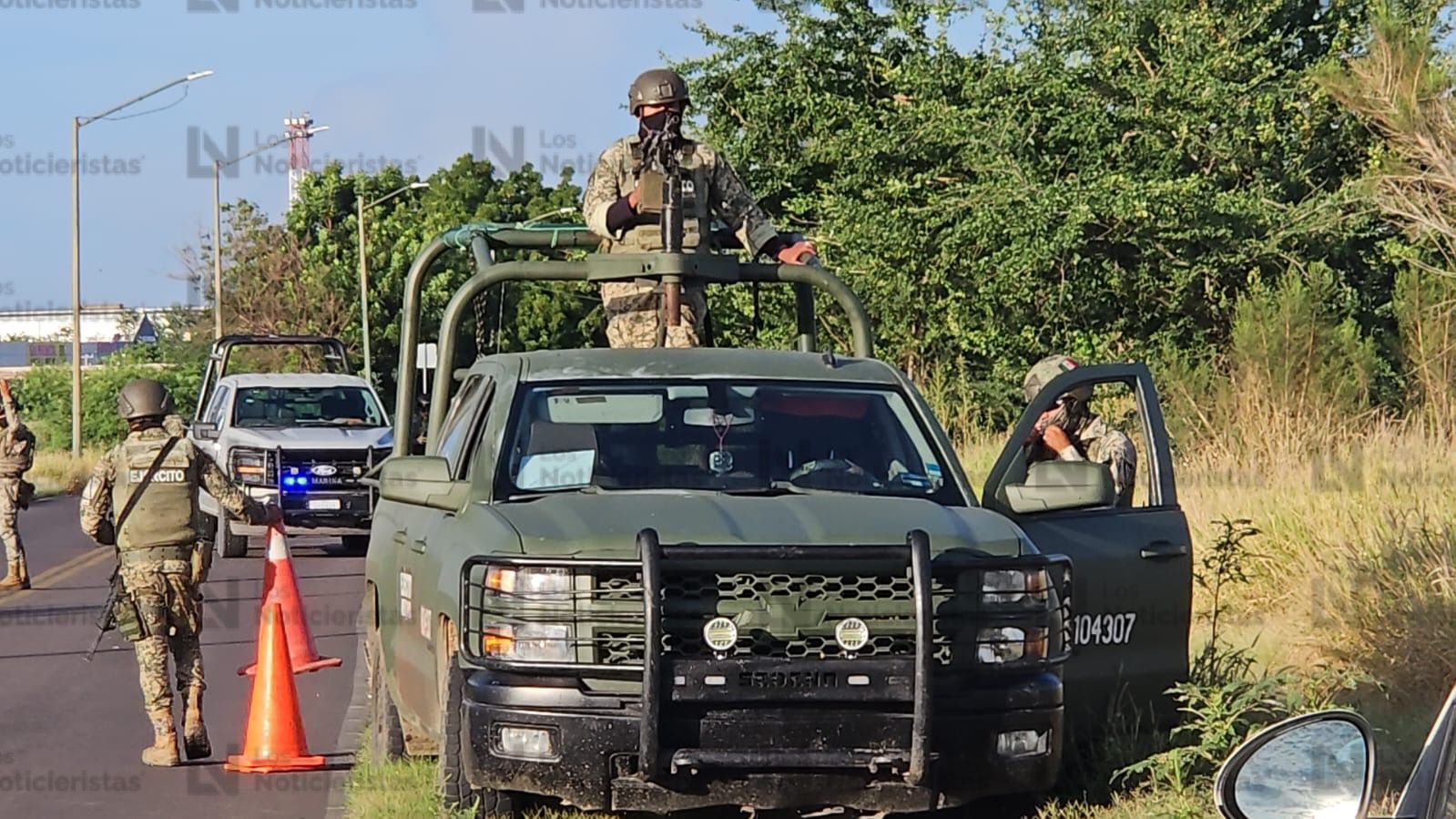 Elementos de la Marina resguardan zona donde se localizaron restos humanos embolsados en Culiacán