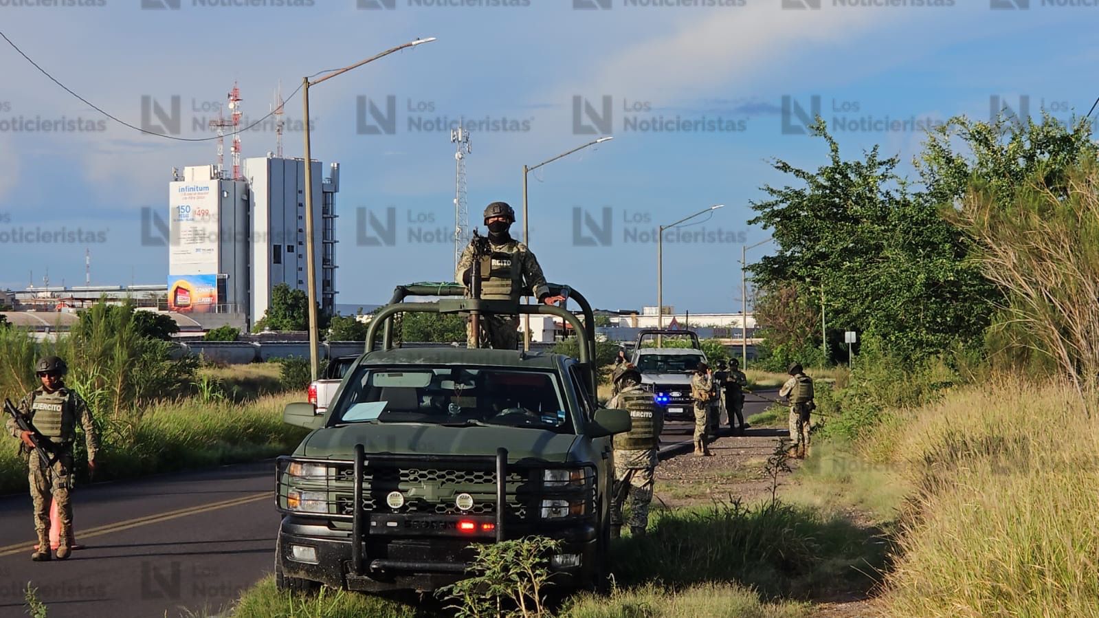 Elementos de la Marina resguardan zona donde se localizaron restos humanos embolsados en Culiacán