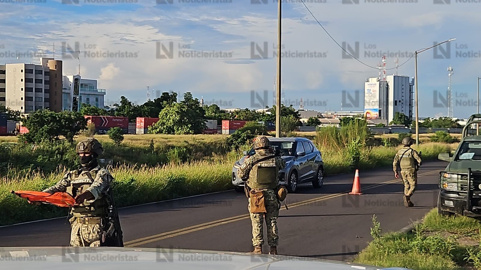 Elementos de la Marina resguardan zona donde se localizaron restos humanos embolsados en Culiacán