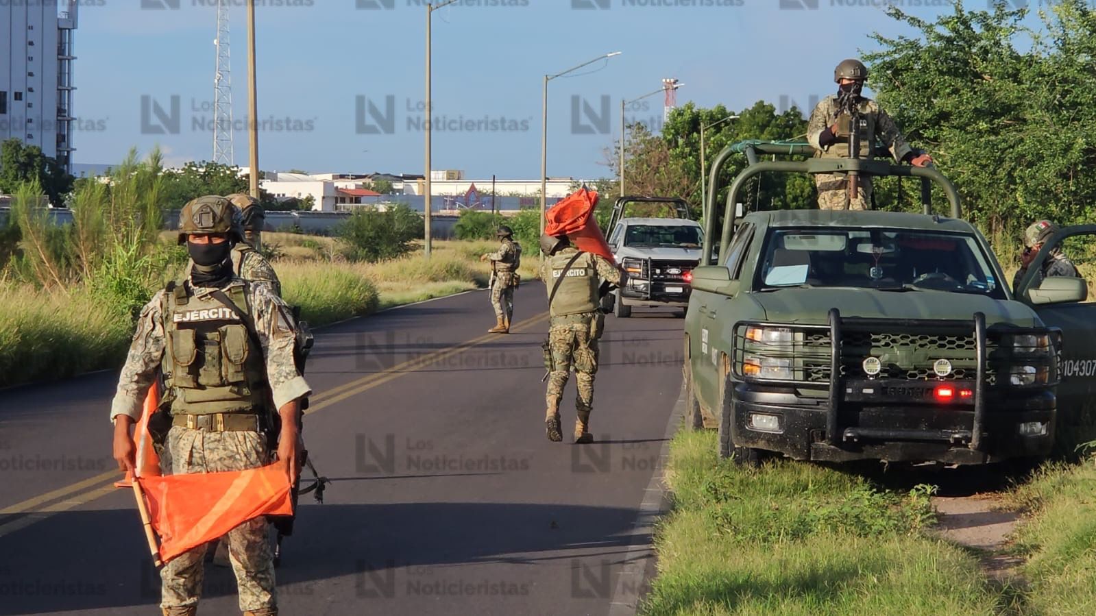 Elementos de la Marina resguardan zona donde se localizaron restos humanos embolsados en Culiacán
