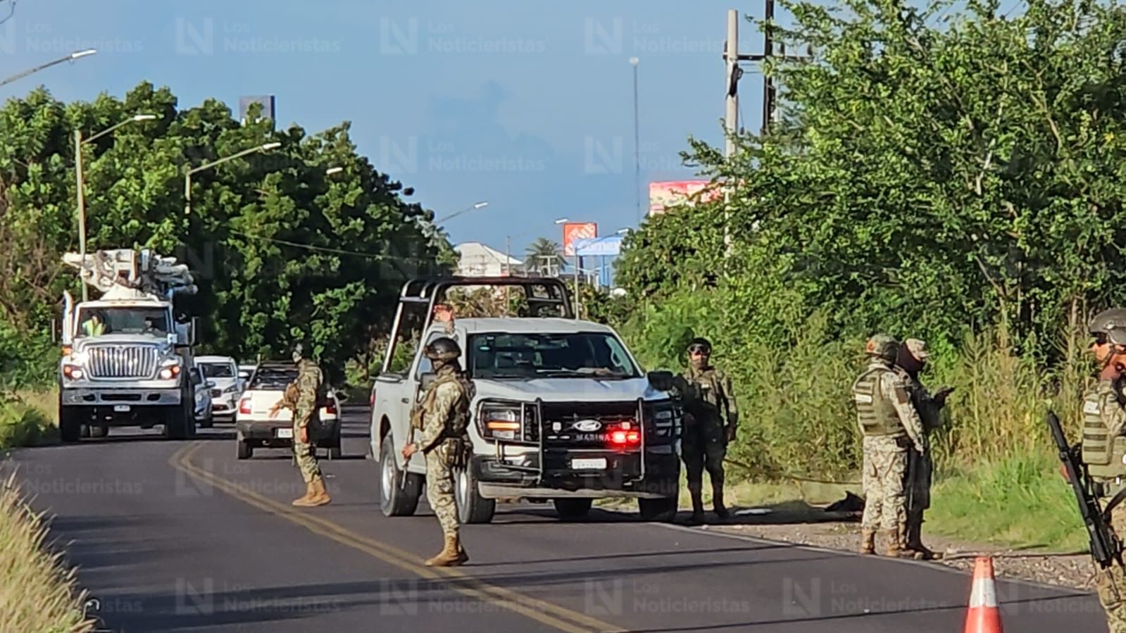 Elementos de la Marina resguardan zona donde se localizaron restos humanos embolsados en Culiacán