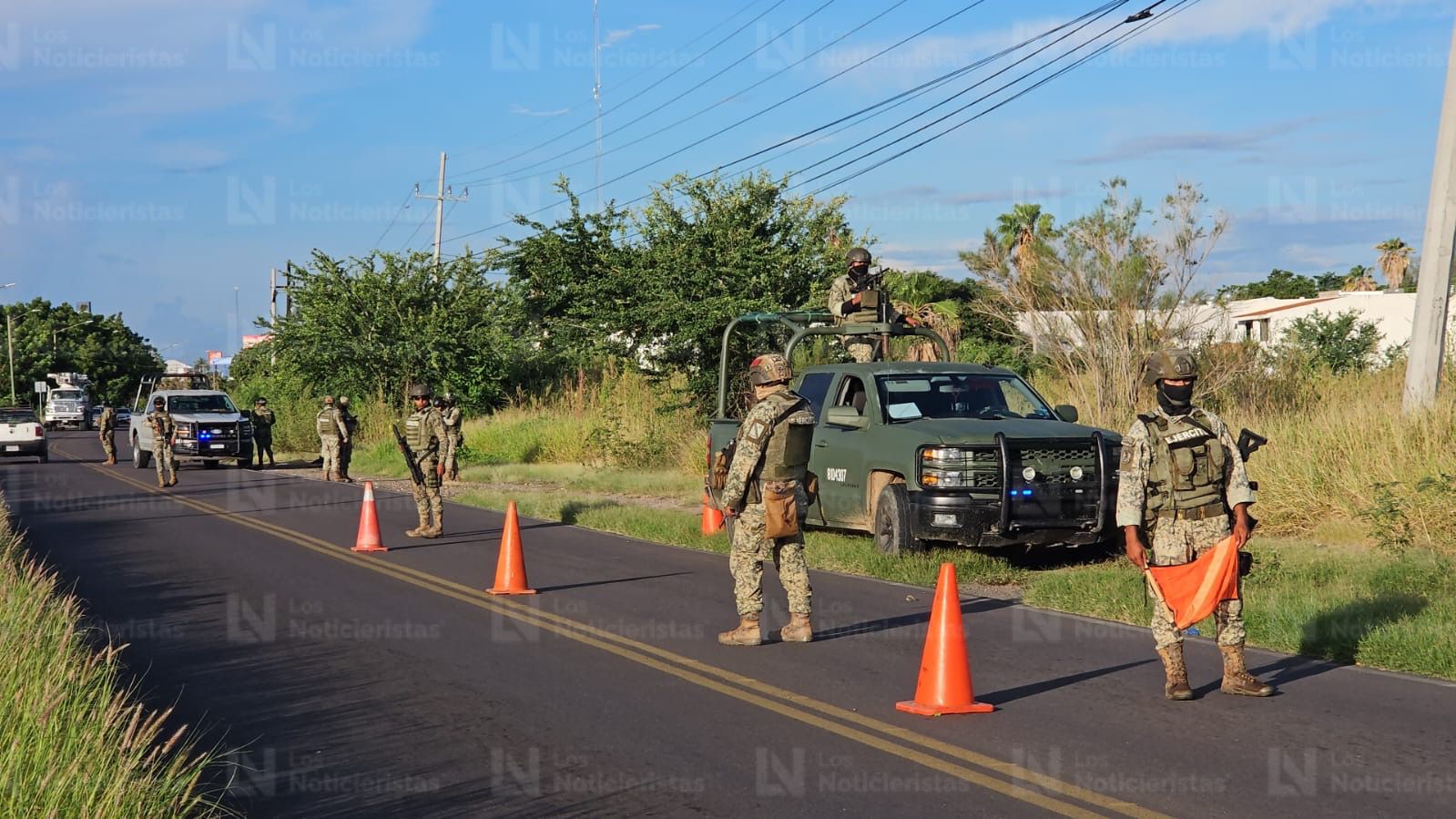 Elementos de la Marina resguardan zona donde se localizaron restos humanos embolsados en Culiacán