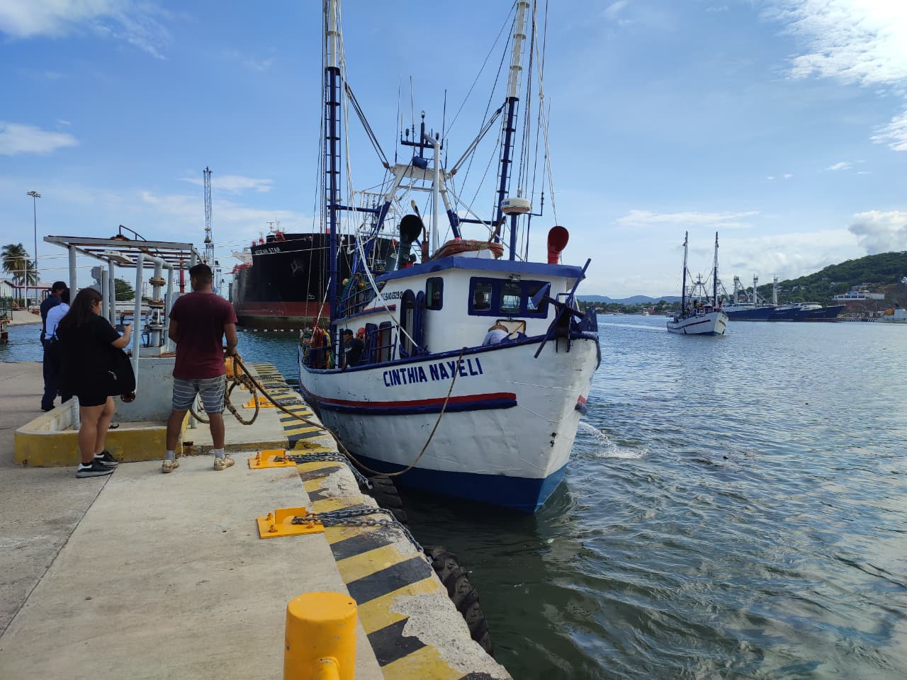 embarcaciones pesqueras se preparan para salir a la captura de camarón en alta mar