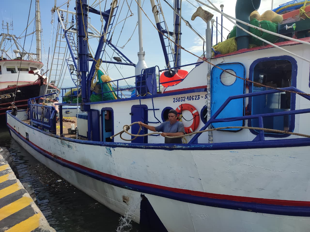 embarcaciones pesqueras se preparan para salir a la captura de camarón en alta mar