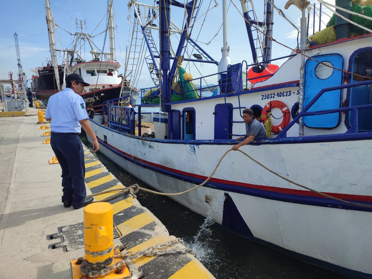 embarcaciones pesqueras se preparan para salir a la captura de camarón en alta mar