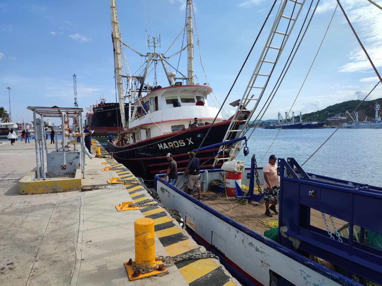 embarcaciones pesqueras se preparan para salir a la captura de camarón en alta mar
