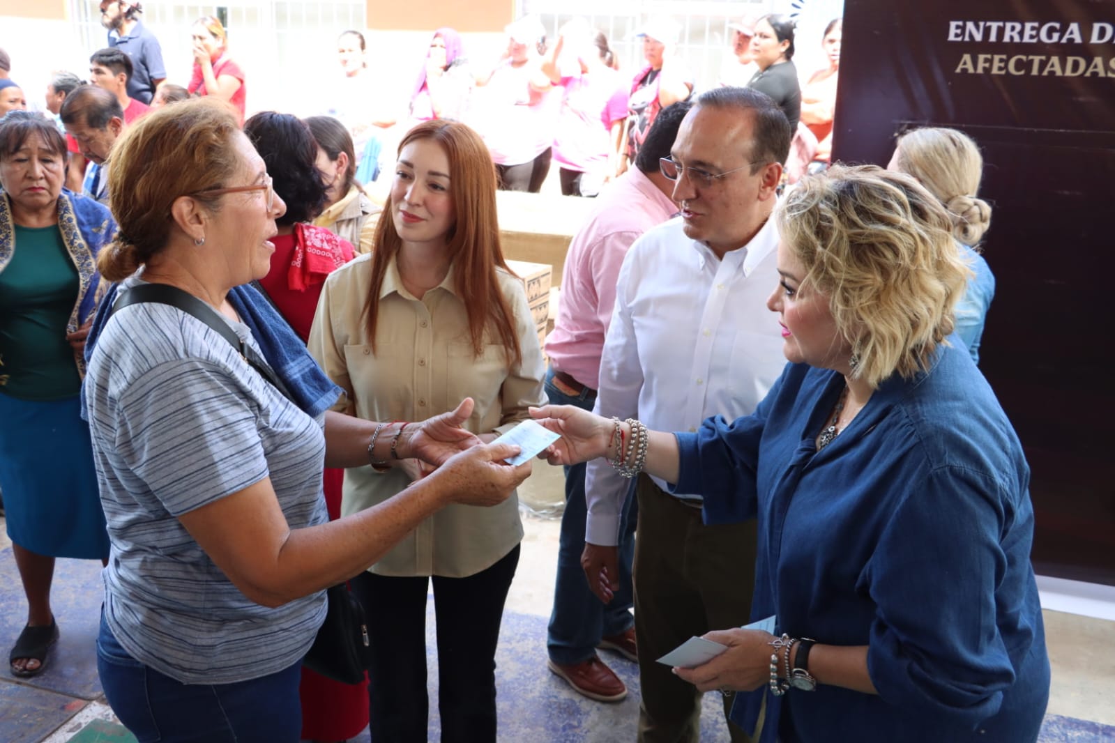 Entrega de apoyo a familias afectadas por las lluvias en Los Mochis
