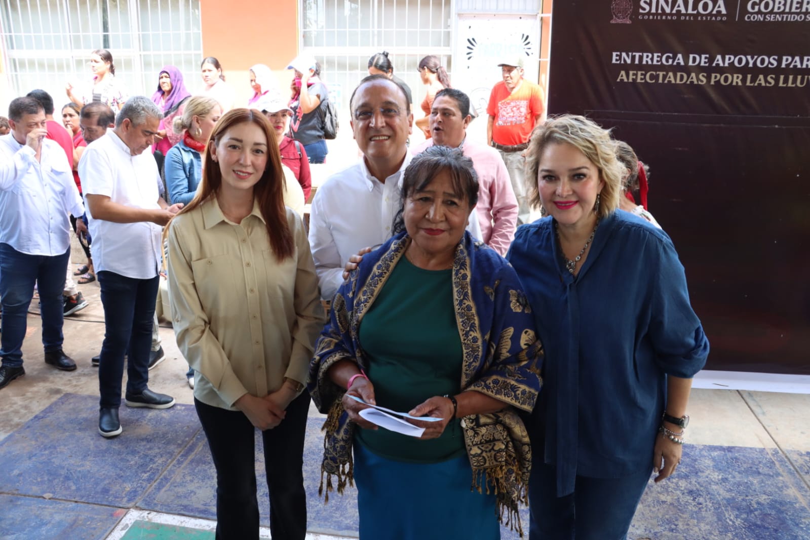 Entrega de apoyo a familias afectadas por las lluvias en Los Mochis