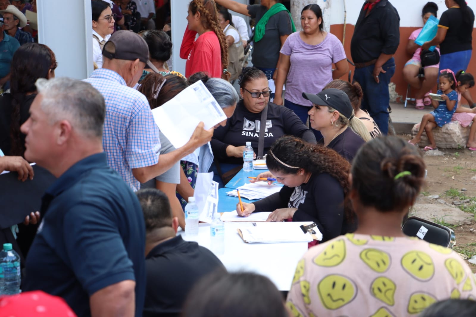 Entrega de apoyo a familias afectadas por las lluvias en Los Mochis
