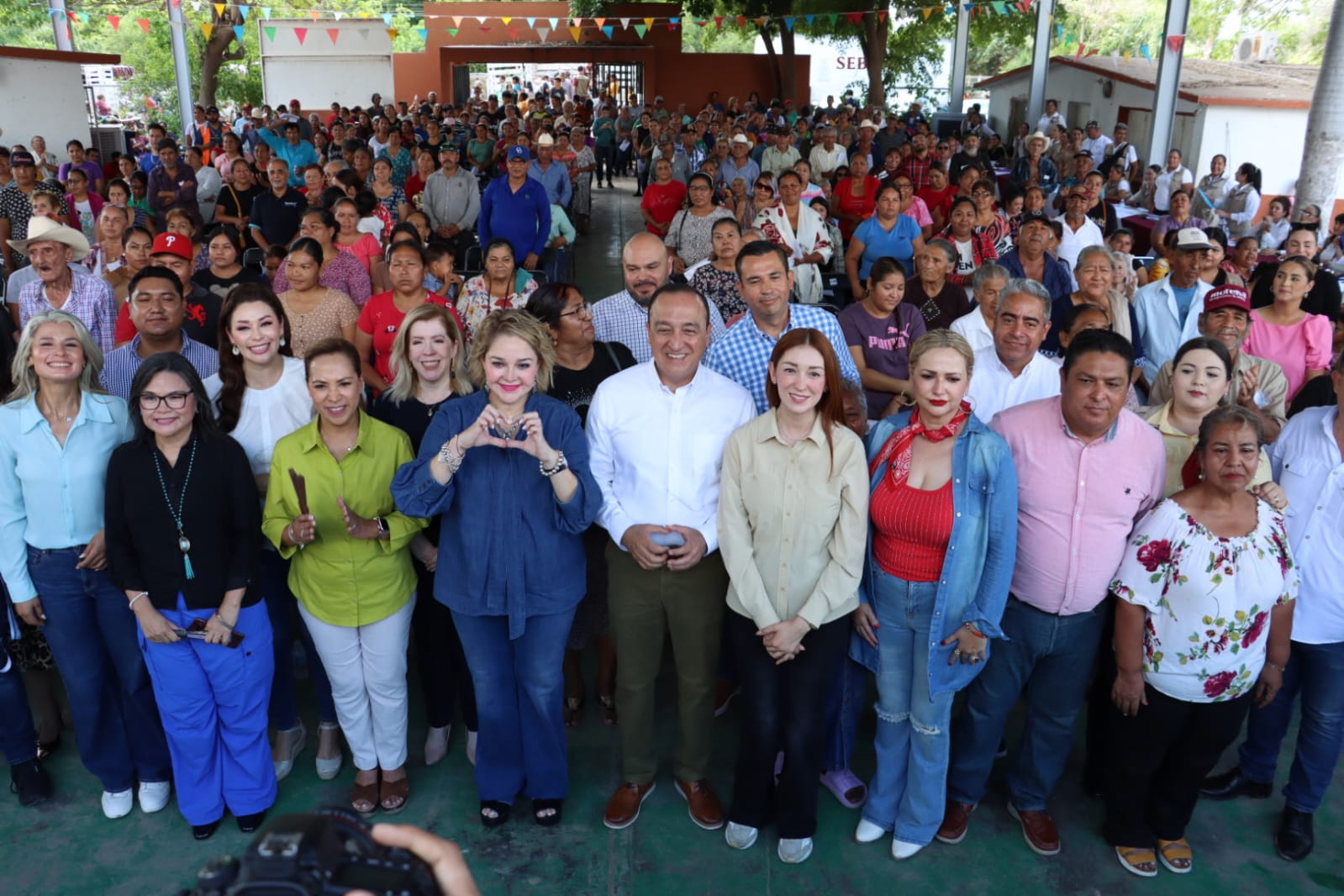 Entrega de apoyo a familias afectadas por las lluvias en Los Mochis