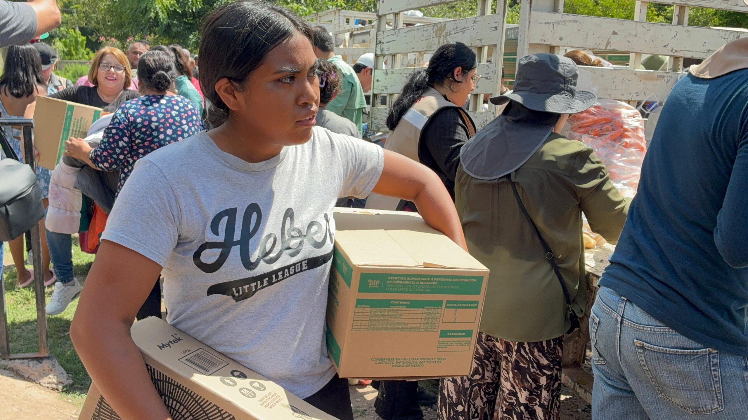 Entrega de apoyo a familias afectadas por las lluvias en Los Mochis