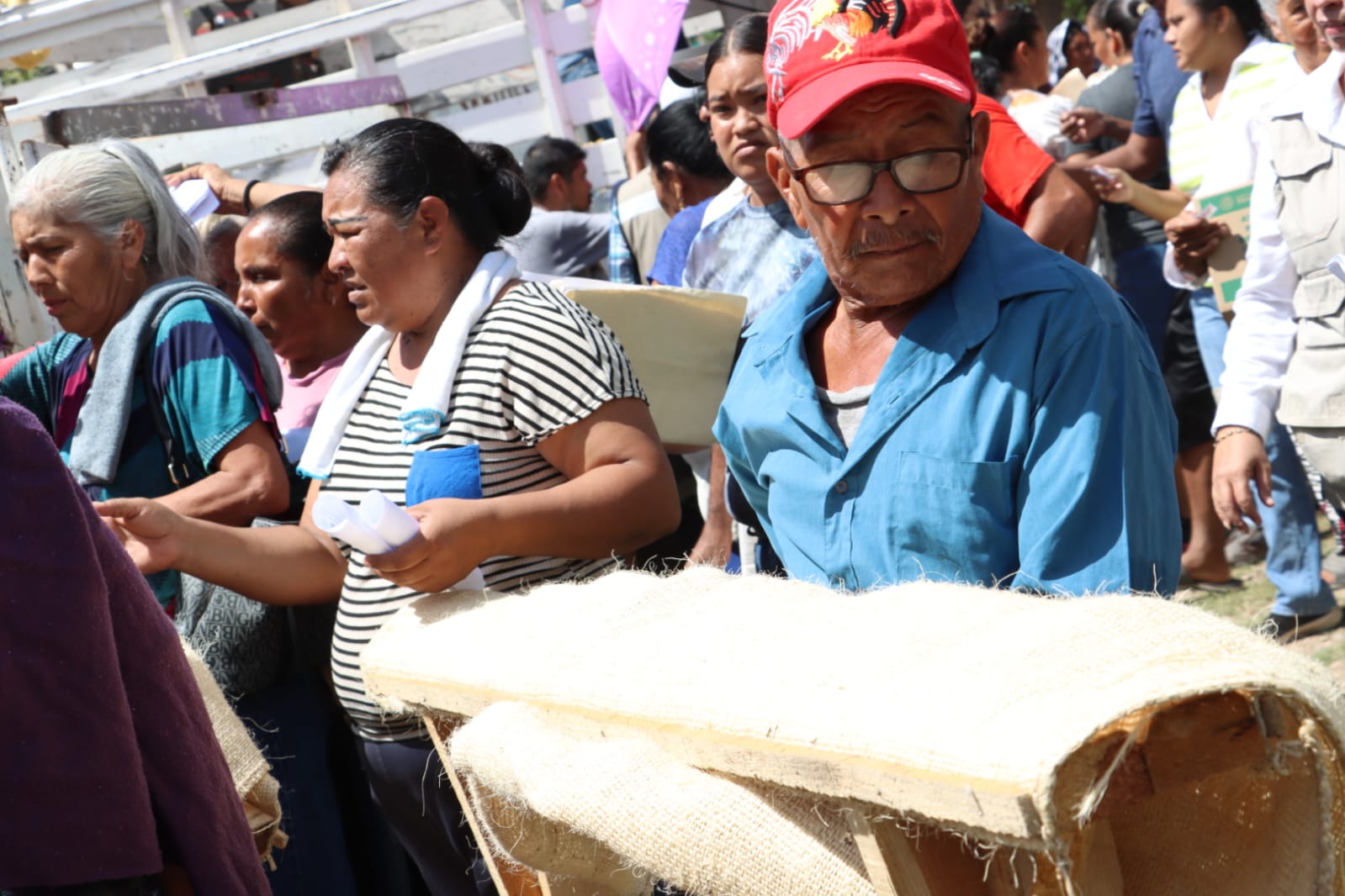 Entrega de apoyo a familias afectadas por las lluvias en Los Mochis