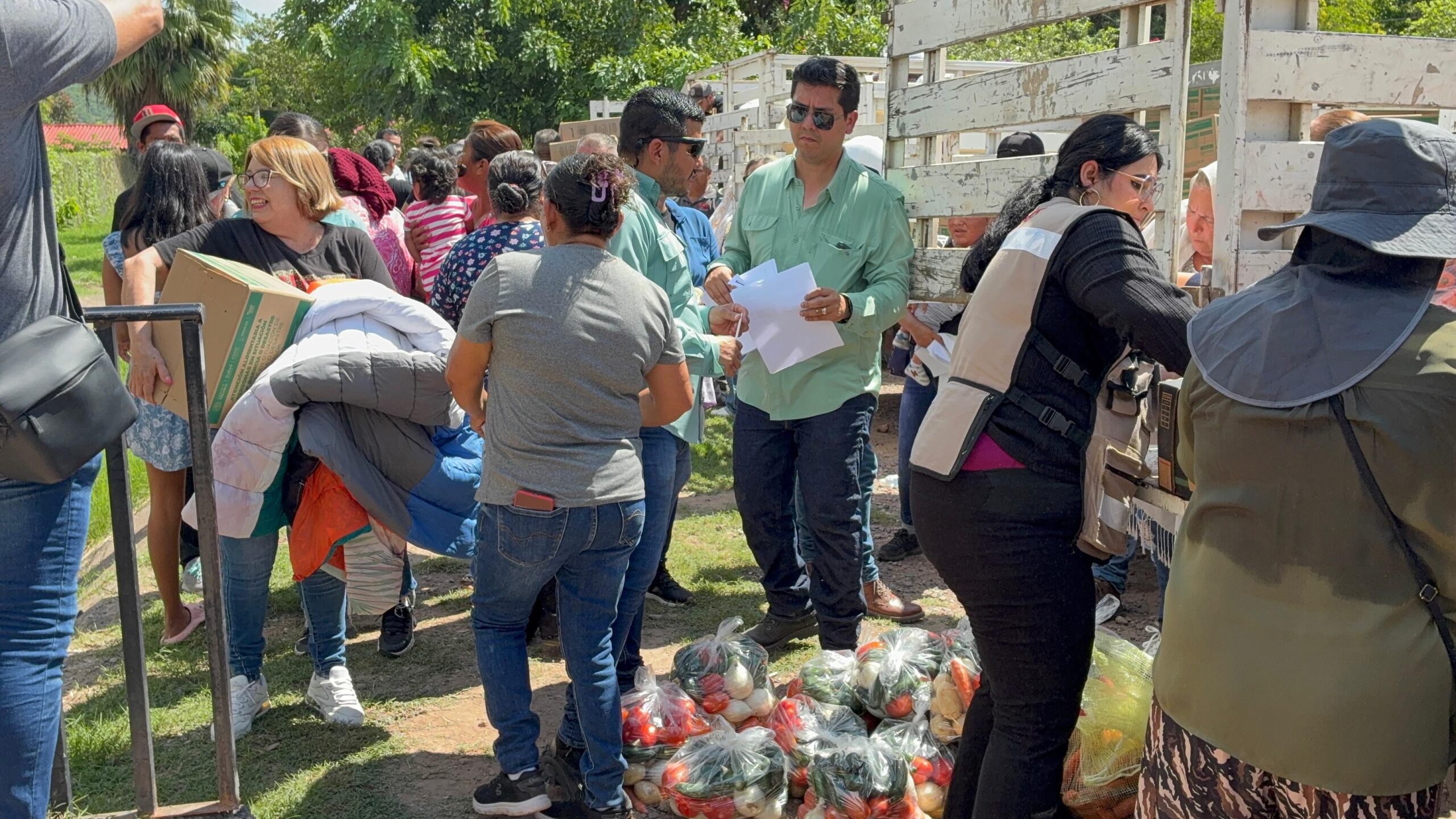 Entrega de apoyo a familias afectadas por las lluvias en Los Mochis