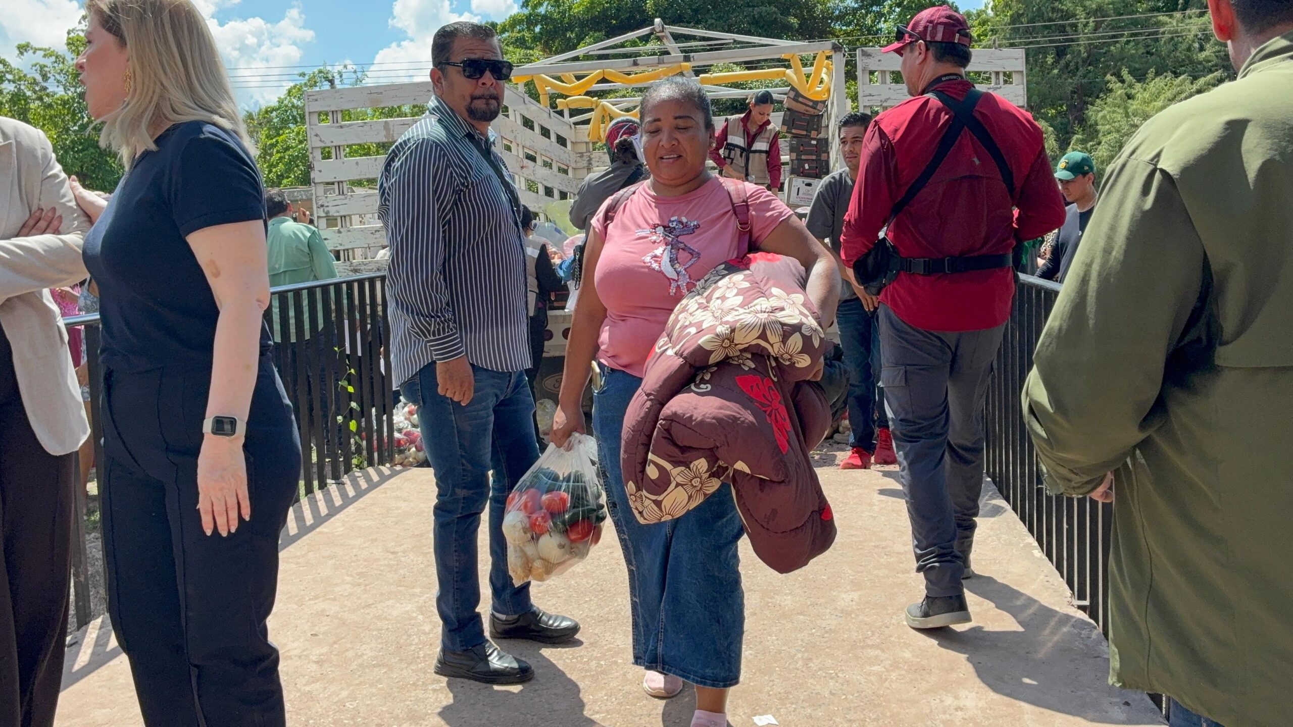 Entrega de apoyo a familias afectadas por las lluvias en Los Mochis