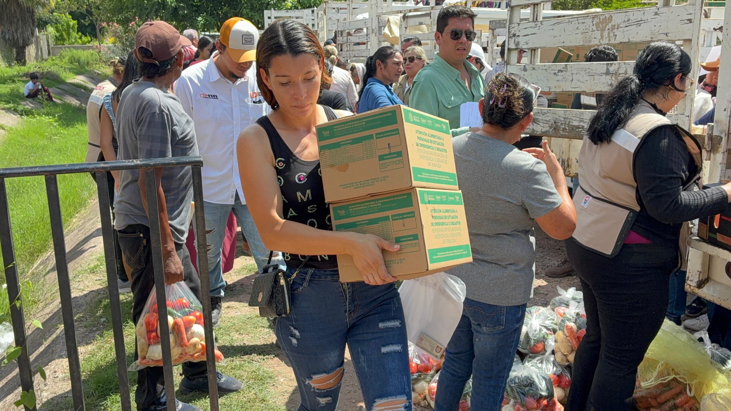 Entrega de apoyo a familias afectadas por las lluvias en Los Mochis