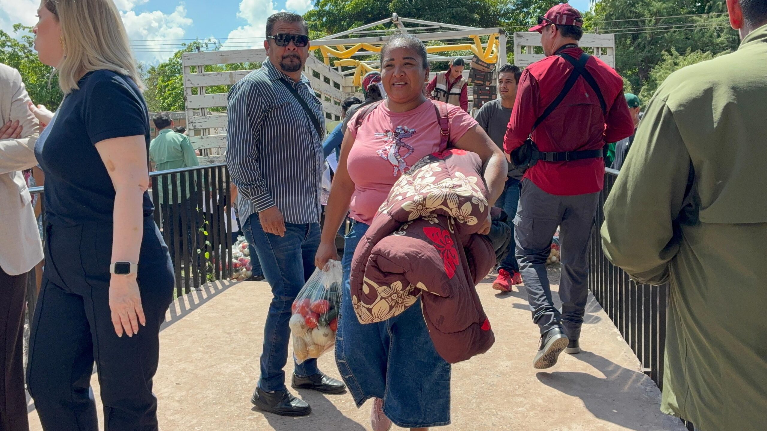 Entrega de apoyo a familias afectadas por las lluvias en Los Mochis