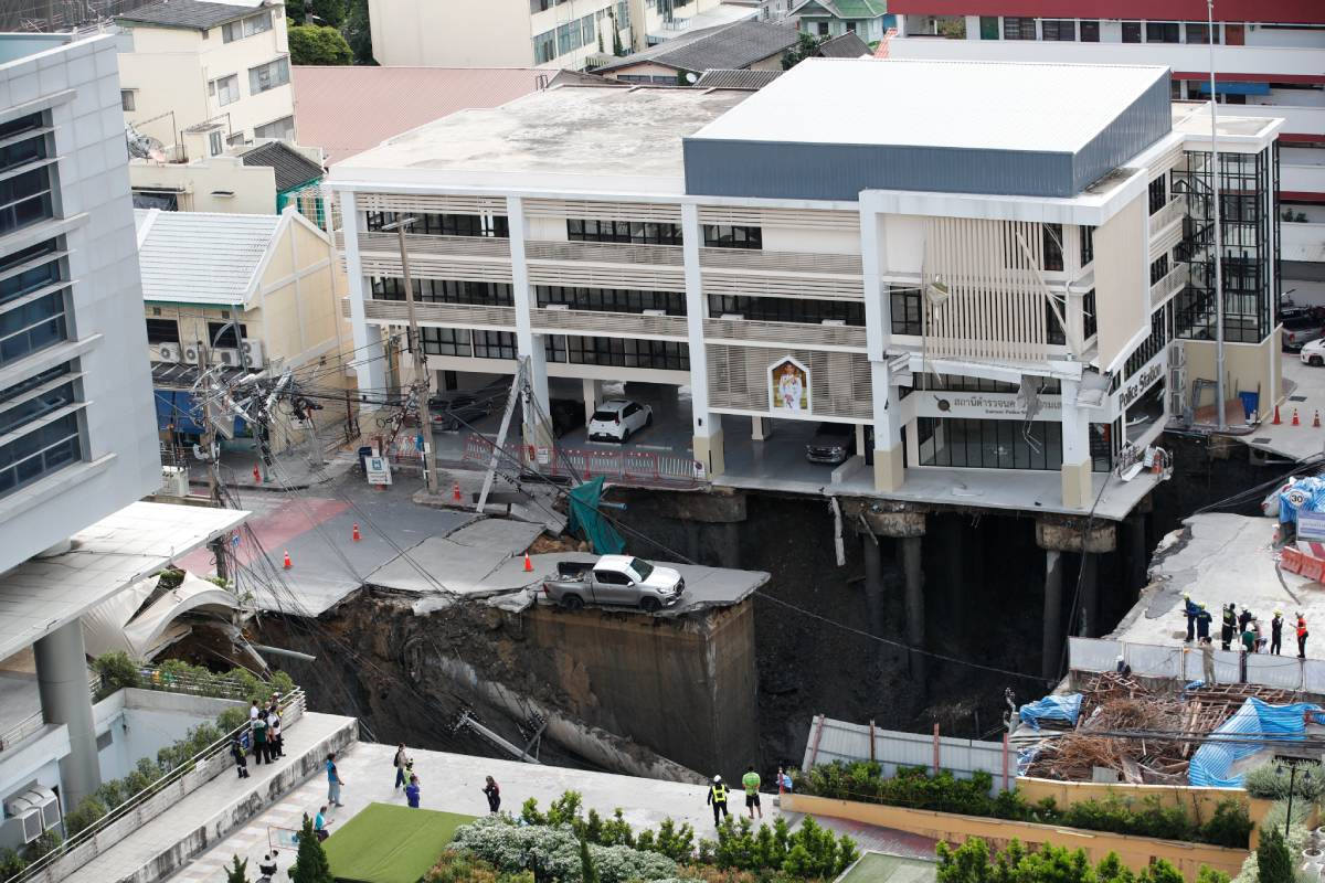 enorme socavón frente a un hospital en Bangkok