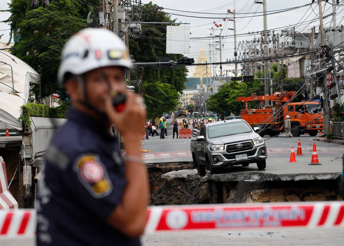 enorme socavón frente a un hospital en Bangkok