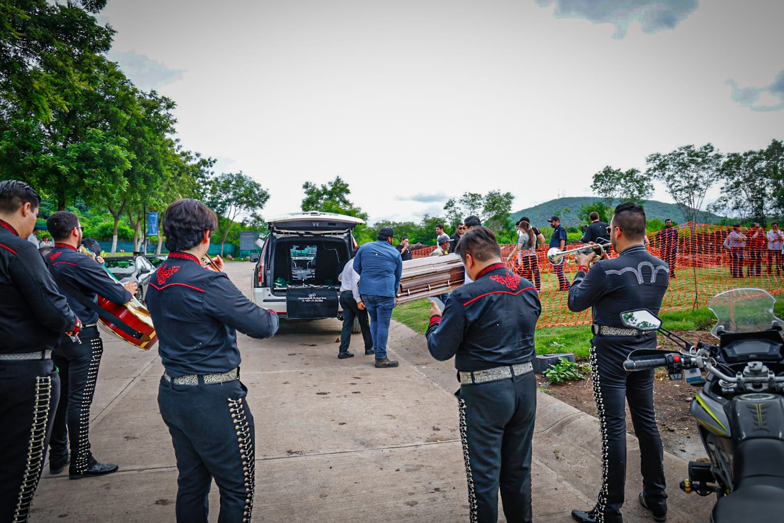 Mariachis tocando en el entierro de la maestra Jesamel