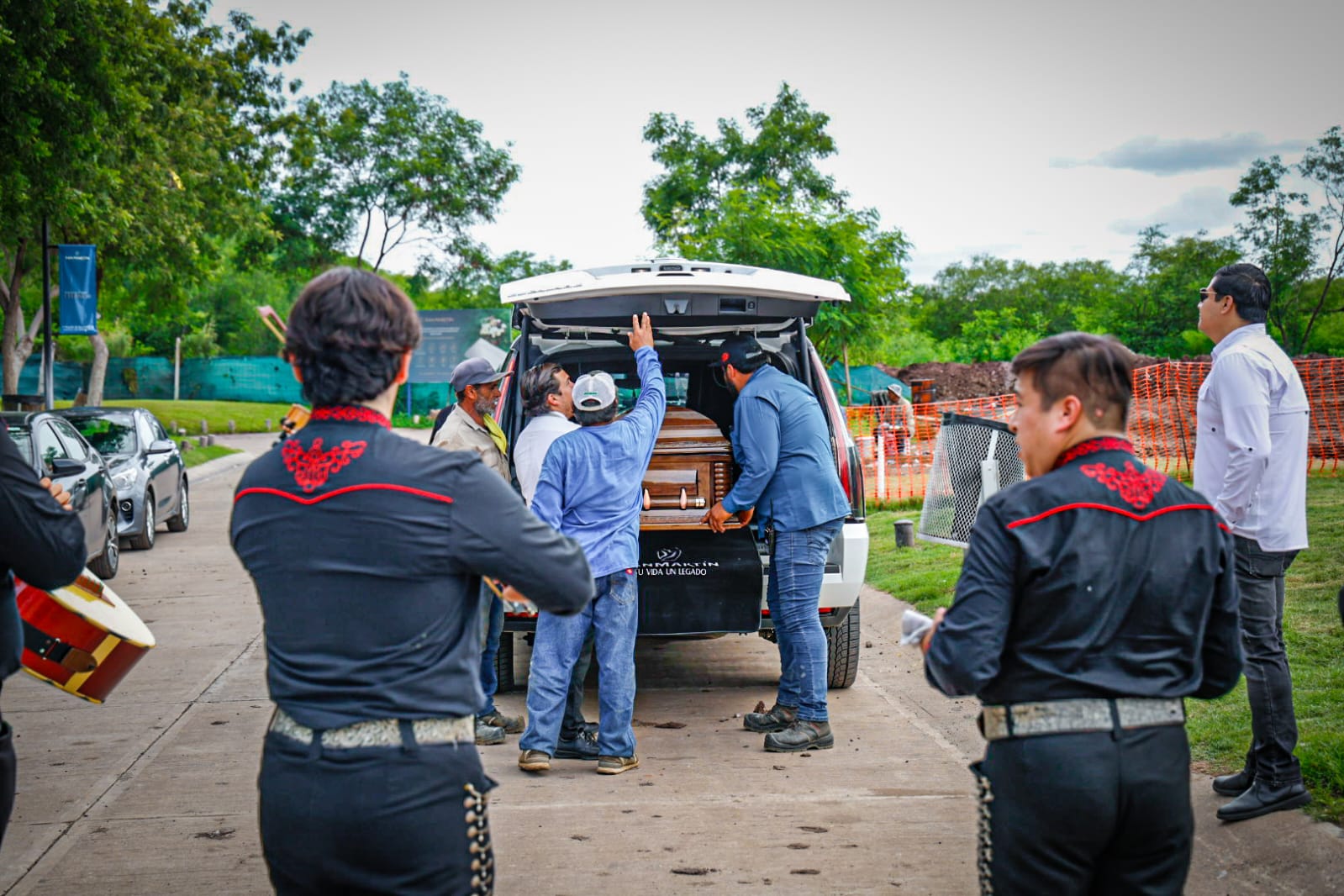 Mariachis tocando en el entierro de la maestra Jesamel