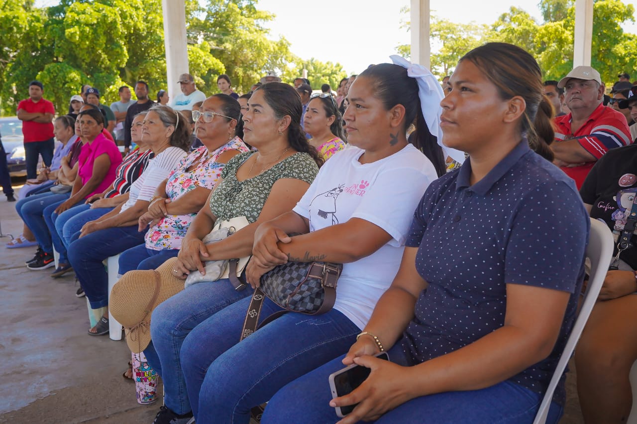 Entrega de apoyos económicos a comerciantes de Altata, en Navolato, Sin.