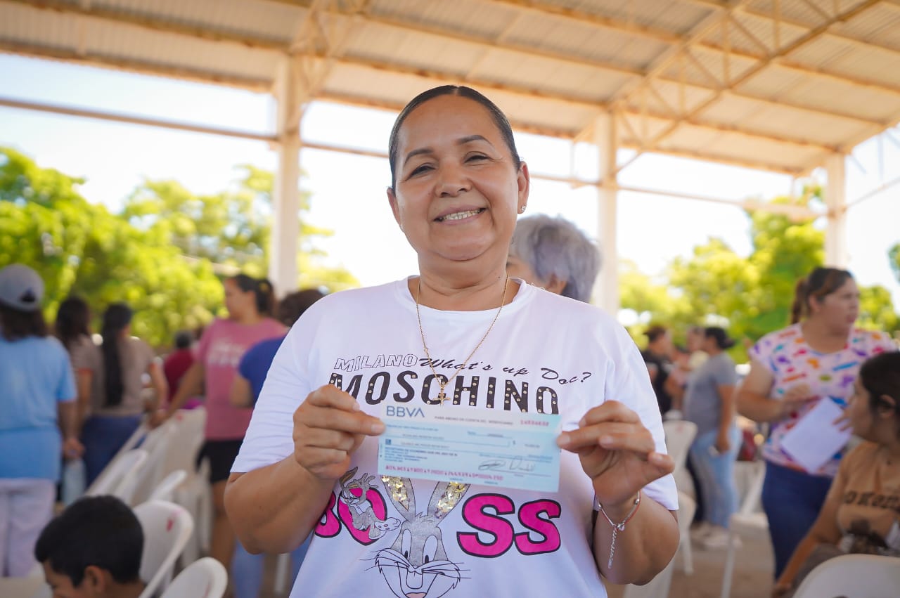Entrega de apoyos económicos a comerciantes de Altata, en Navolato, Sin.