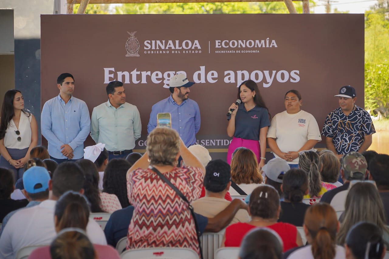 Entrega de apoyos económicos a comerciantes de Altata, en Navolato, Sin.