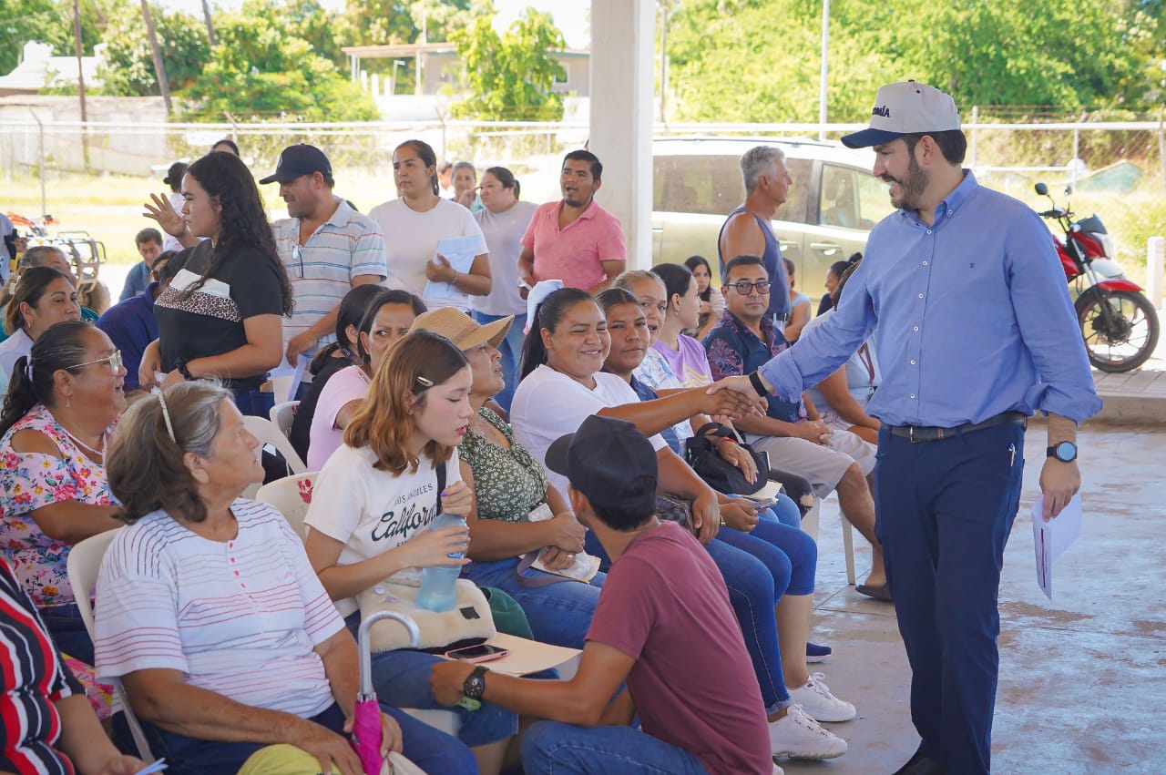 Entrega de apoyos económicos a comerciantes de Altata, en Navolato, Sin.