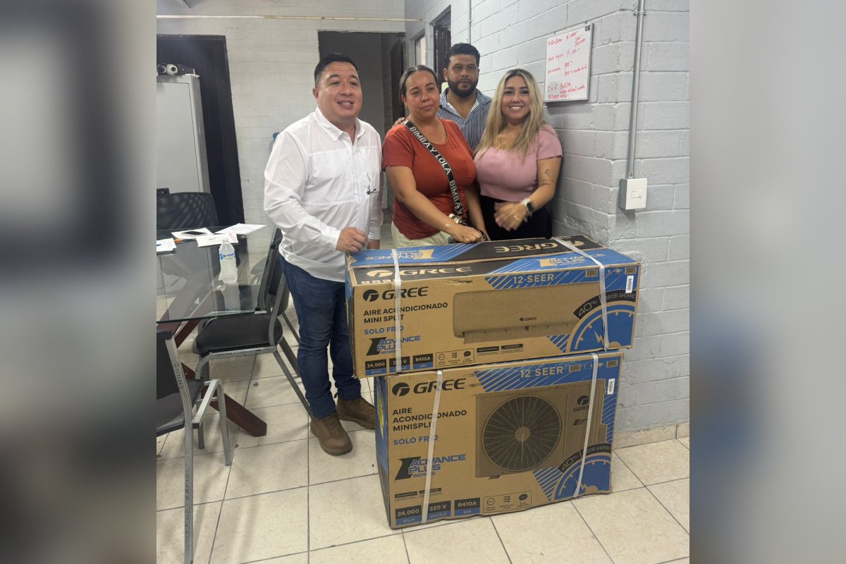 Escuela Primaria Democracia, ubicada en la colonia Urías, García Ruiz entregó un minisplit de 2 toneladas