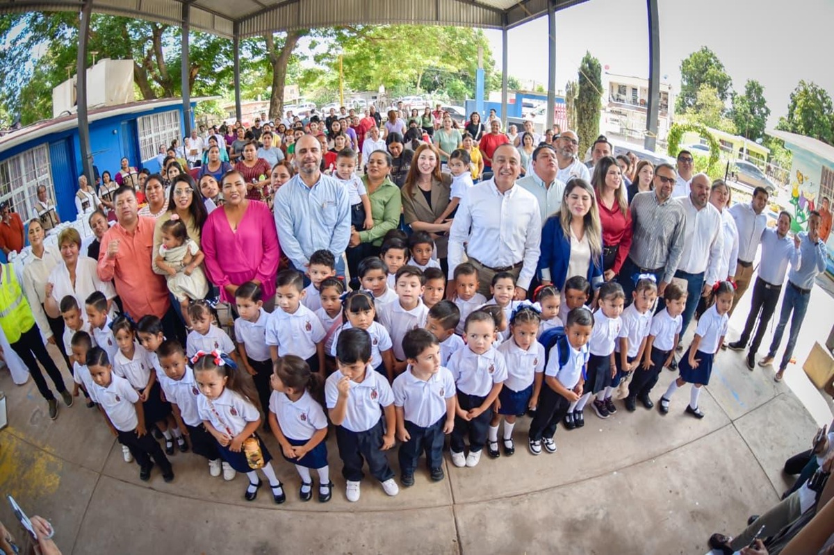 Entrega de tenis en preescolar del Ejido Gabriel Leyva Solano en Ahome