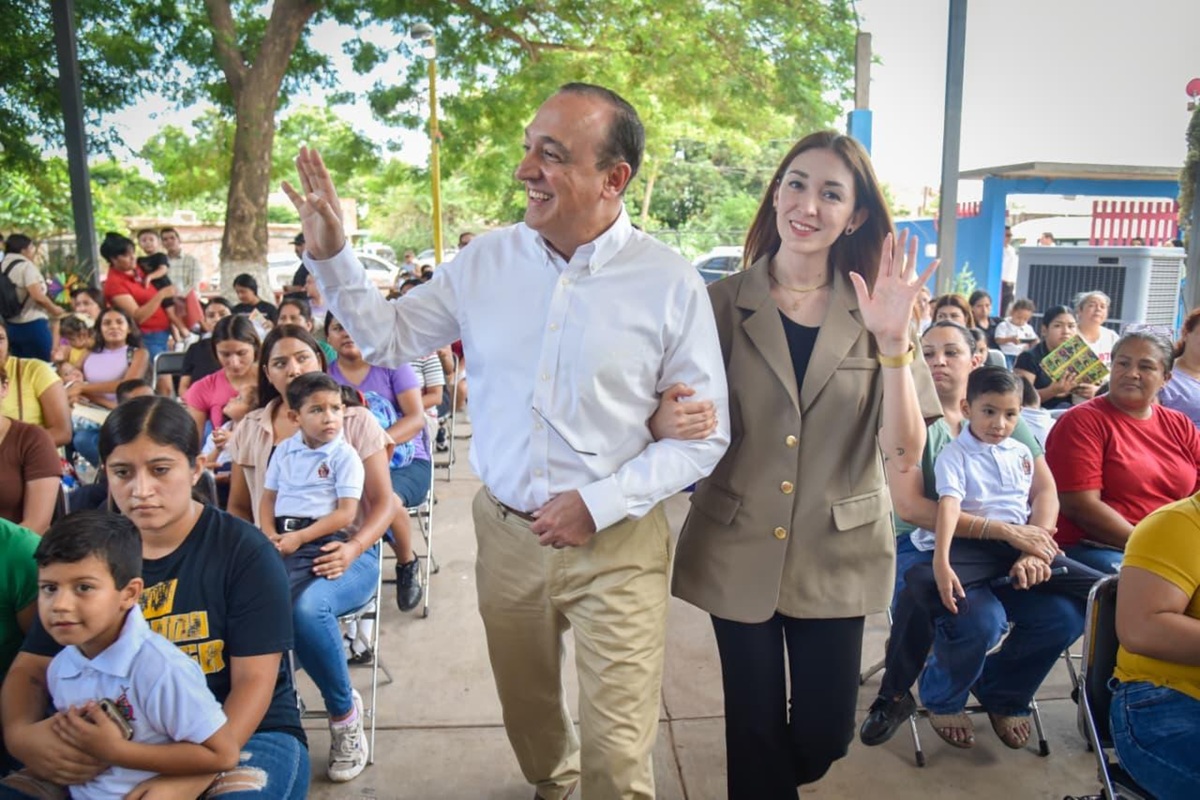 Entrega de tenis en preescolar del Ejido Gabriel Leyva Solano en Ahome