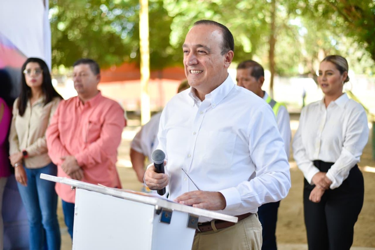 Entrega de tenis en preescolar del Ejido Gabriel Leyva Solano en Ahome