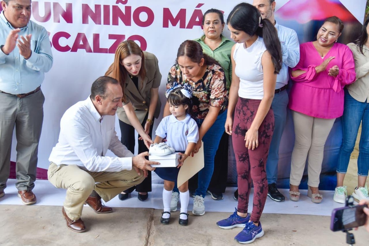 Entrega de tenis en preescolar del Ejido Gabriel Leyva Solano en Ahome