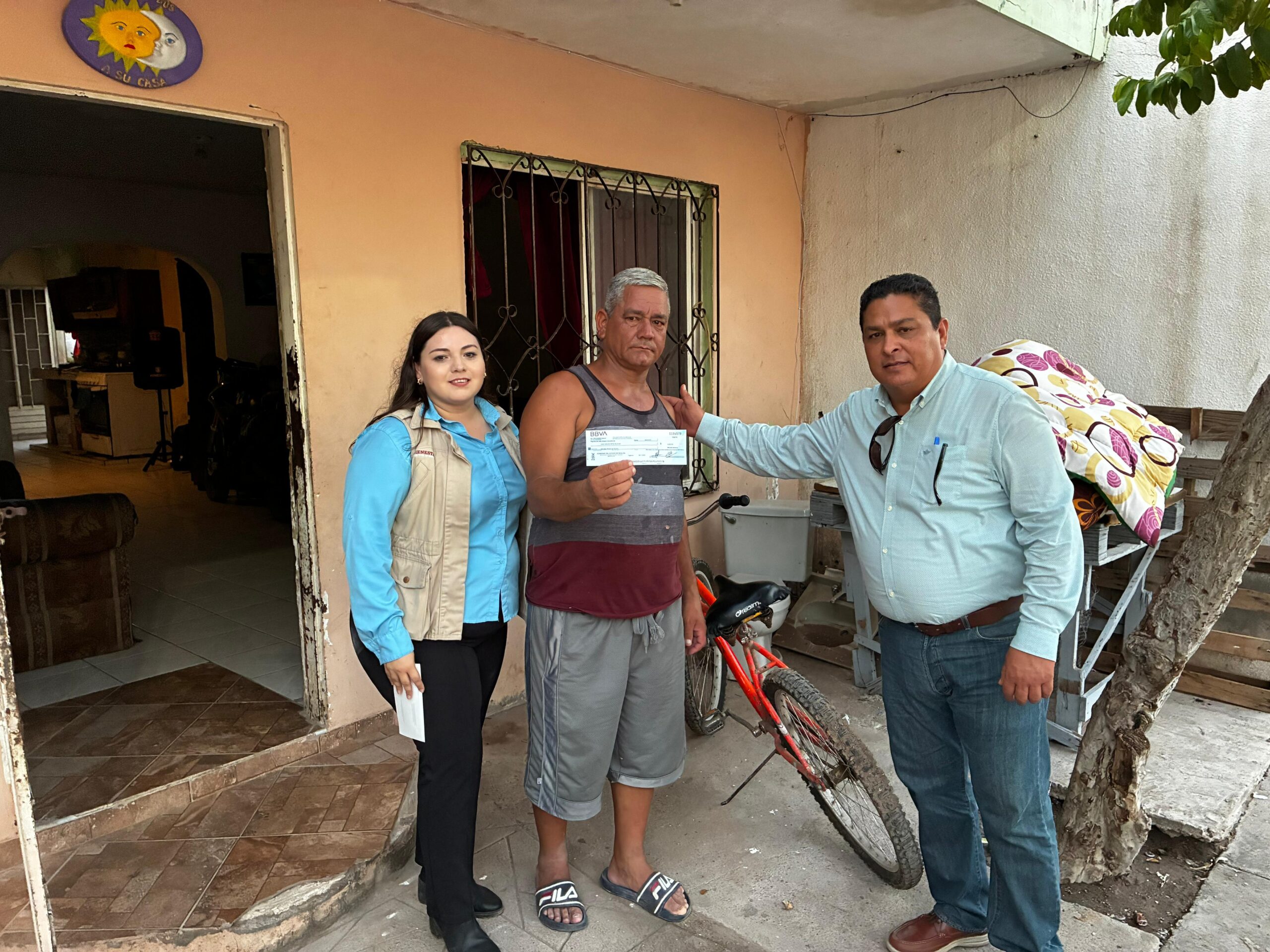 Entregan apoyos a afectados por lluvias por tormenta "Lorena", en Los Mochis