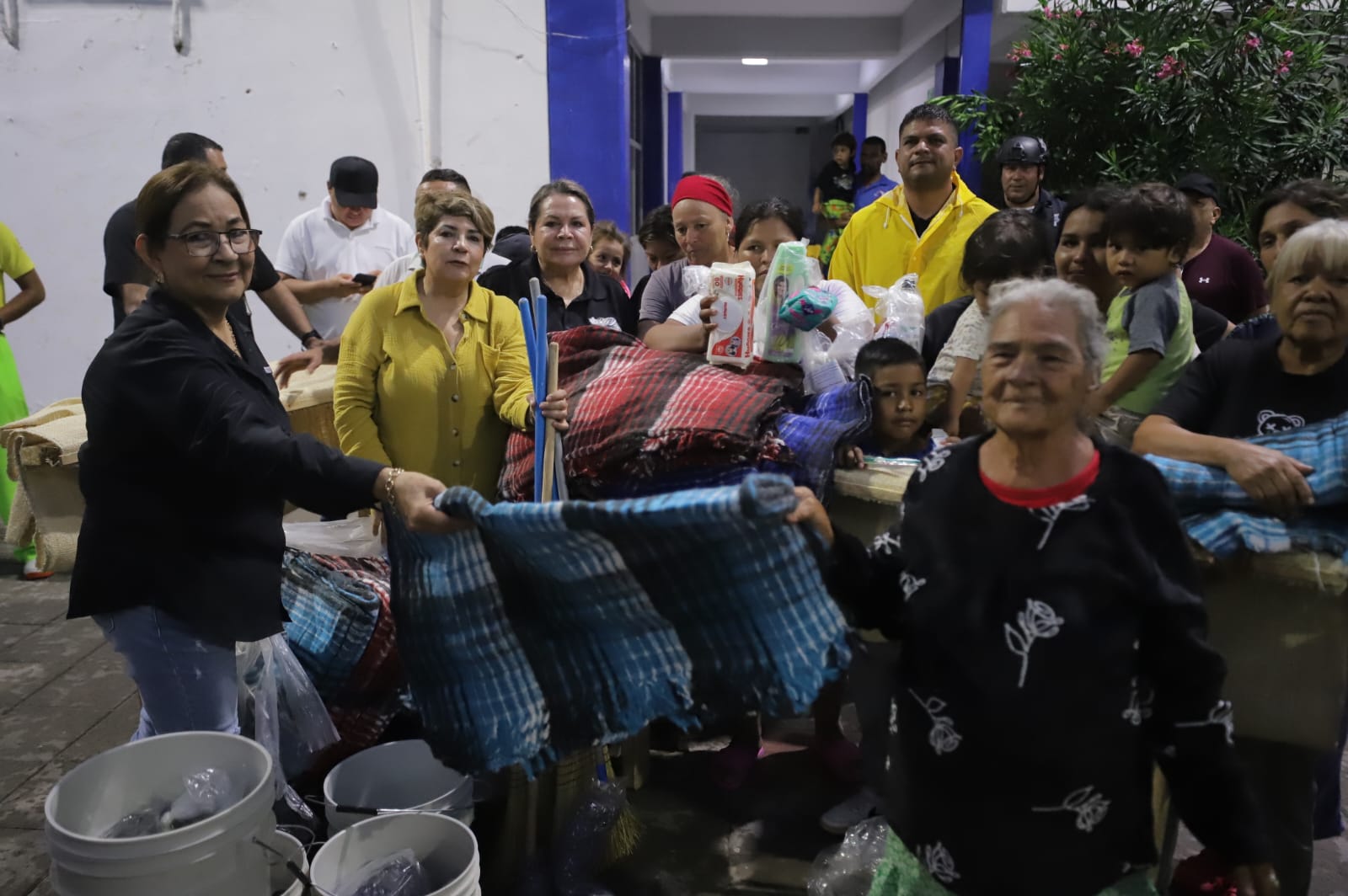 DIF Sinaloa lleva apoyos a damnificados por fuertes lluvias en Ruiz Cortines, Guasave