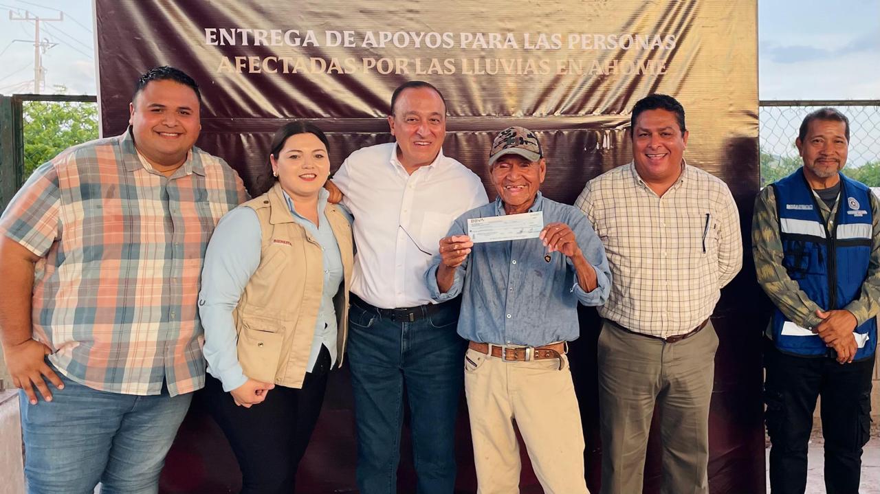 Entregan apoyos a familias afectadas por lluvias en Nuevo San Miguel, Ahome