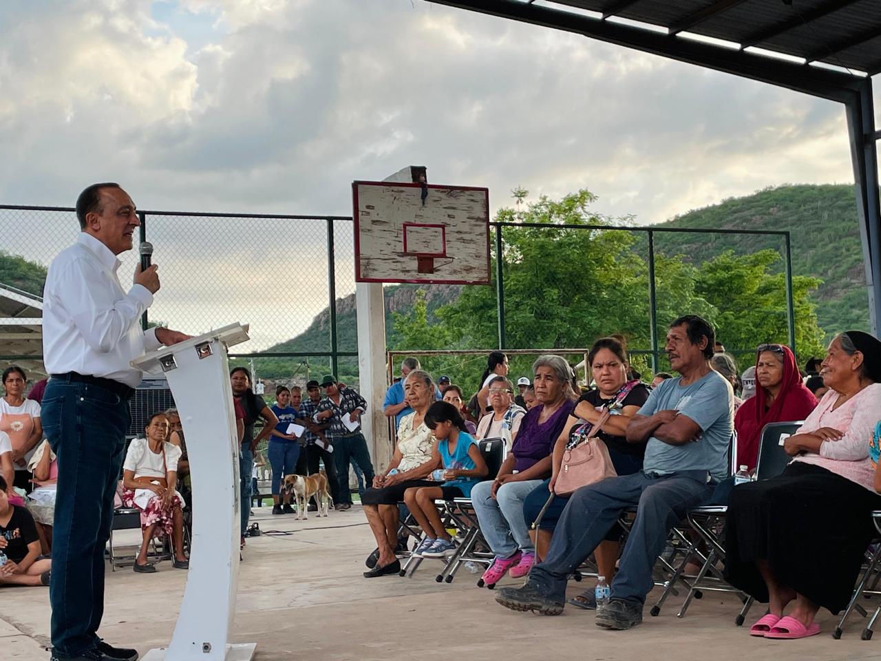 Entregan apoyos a familias afectadas por lluvias en Nuevo San Miguel, Ahome