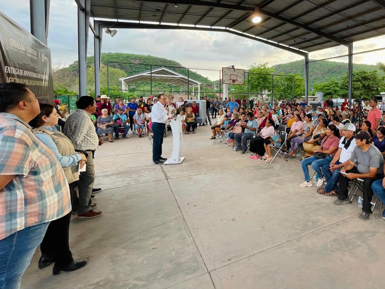 Entregan apoyos a familias afectadas por lluvias en Nuevo San Miguel, Ahome