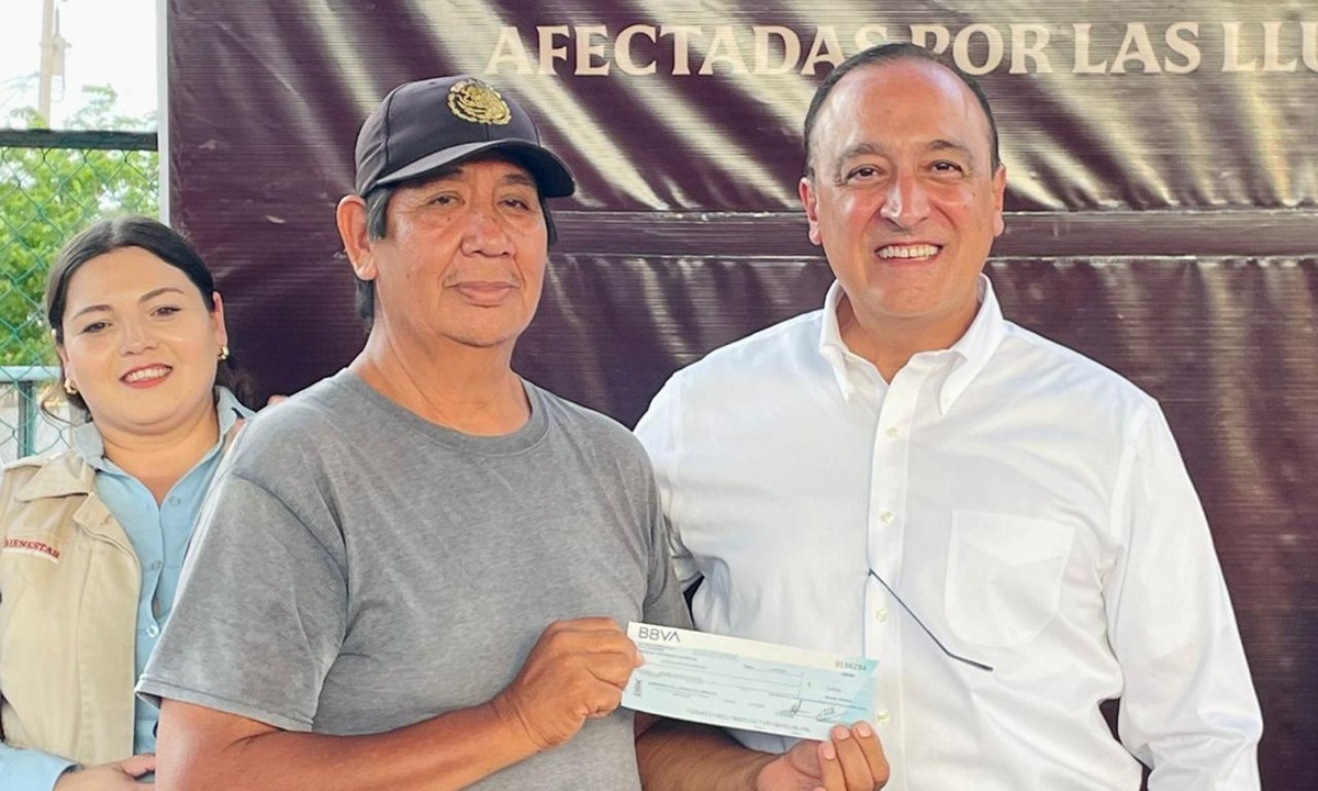 Entregan apoyos a familias afectadas por lluvias en Nuevo San Miguel, Ahome