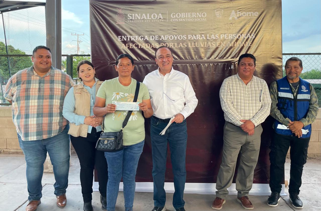 Entregan apoyos a familias afectadas por lluvias en Nuevo San Miguel, Ahome