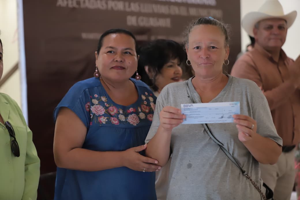 Entregan apoyos a familias afectadas por la tormenta "Lorena", en Guasave