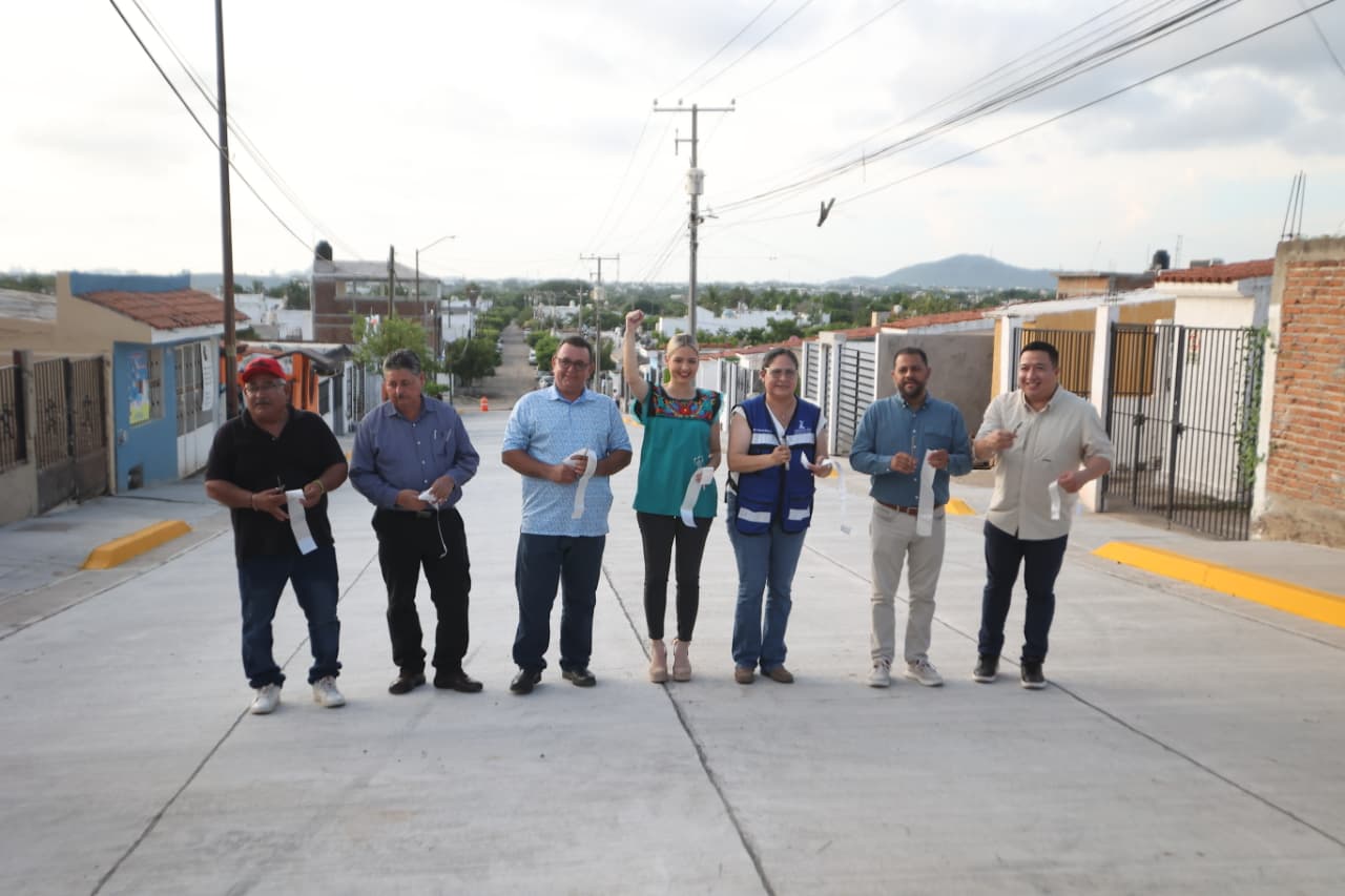 Estrella Palacios entrega calle pavimentada en San Jorge, en Mazatlán, Sinaloa