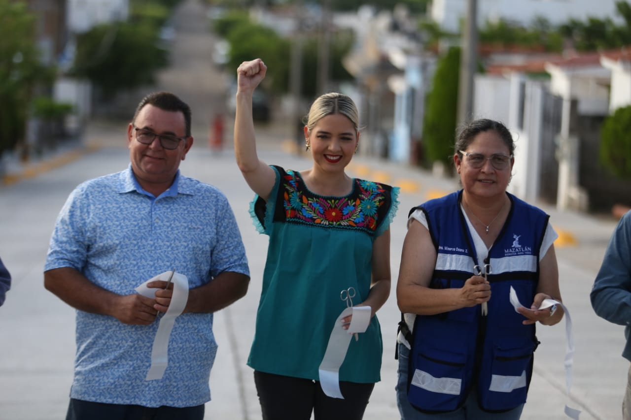 Estrella Palacios entrega calle pavimentada en San Jorge, en Mazatlán, Sinaloa